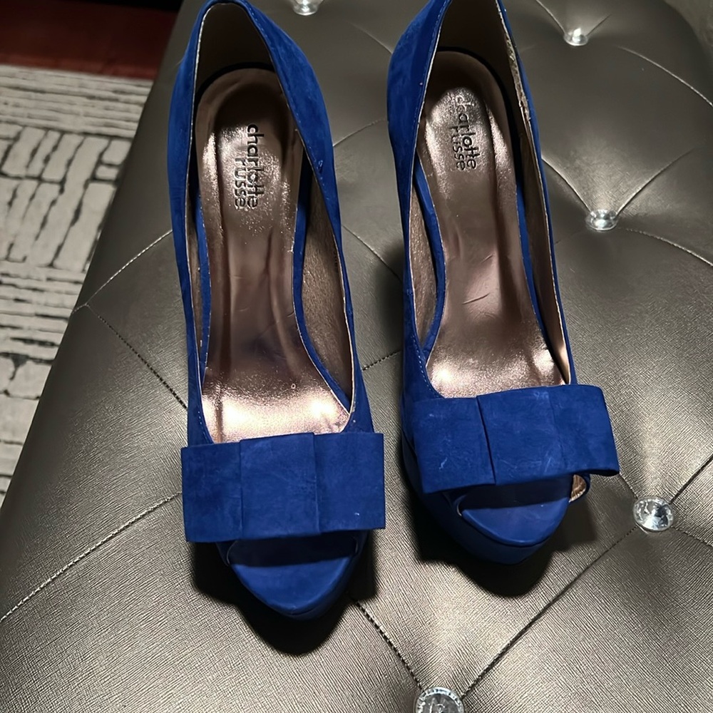 Beautiful royal blue color size 8 very nice for young girls